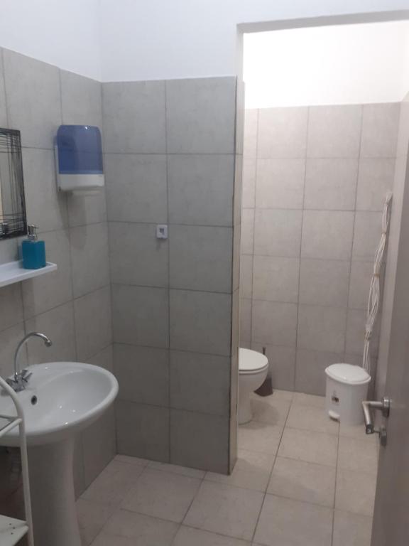 Koupelna v ubytování ARIADNIS 3 BEDs apt