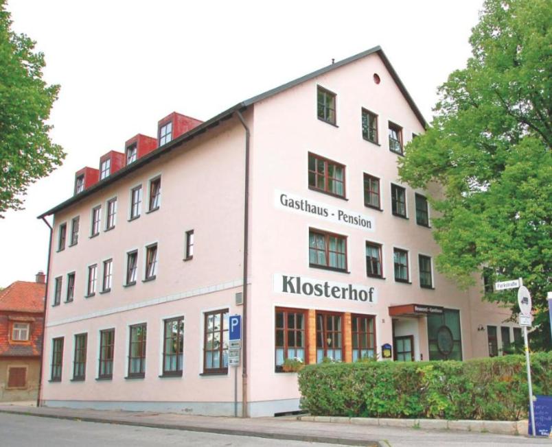 un bâtiment blanc au coin d'une rue dans l'établissement Pension Klosterhof, à Ebelsbach