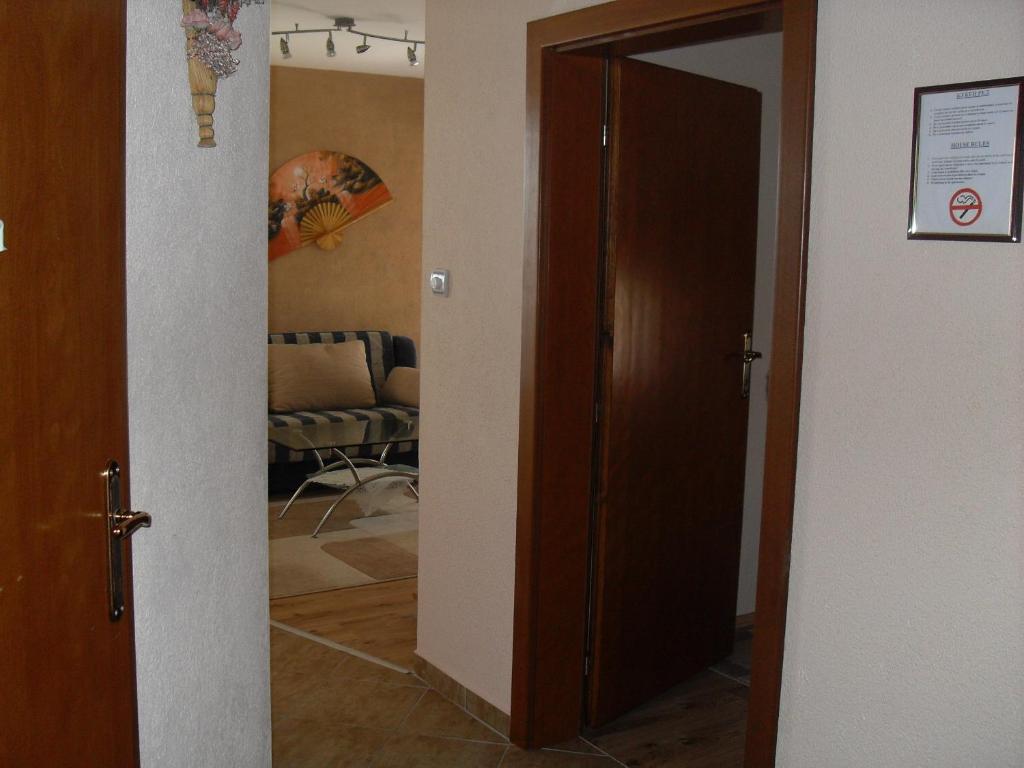 um corredor com uma porta aberta para uma sala de estar em Aloha apartments - Ohrid em Ohrid