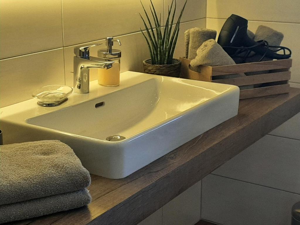 - un lavabo blanc sur un comptoir dans la salle de bains dans l'établissement Appartement Eben im Pongau, à Eben im Pongau