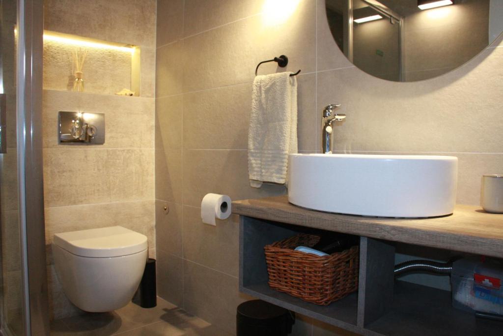 A bathroom at Sea and Mountain View