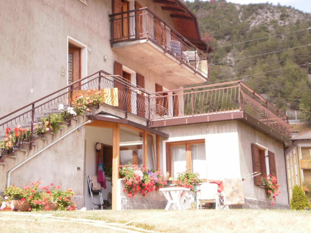 ein Gebäude mit Blumenkästen und Balkonen darauf in der Unterkunft Apartment Da Renza in Bormio