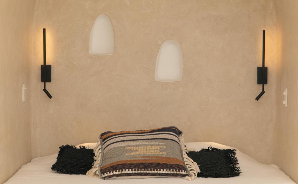 Uma cama ou camas num quarto em Naxos Euphoria Suites