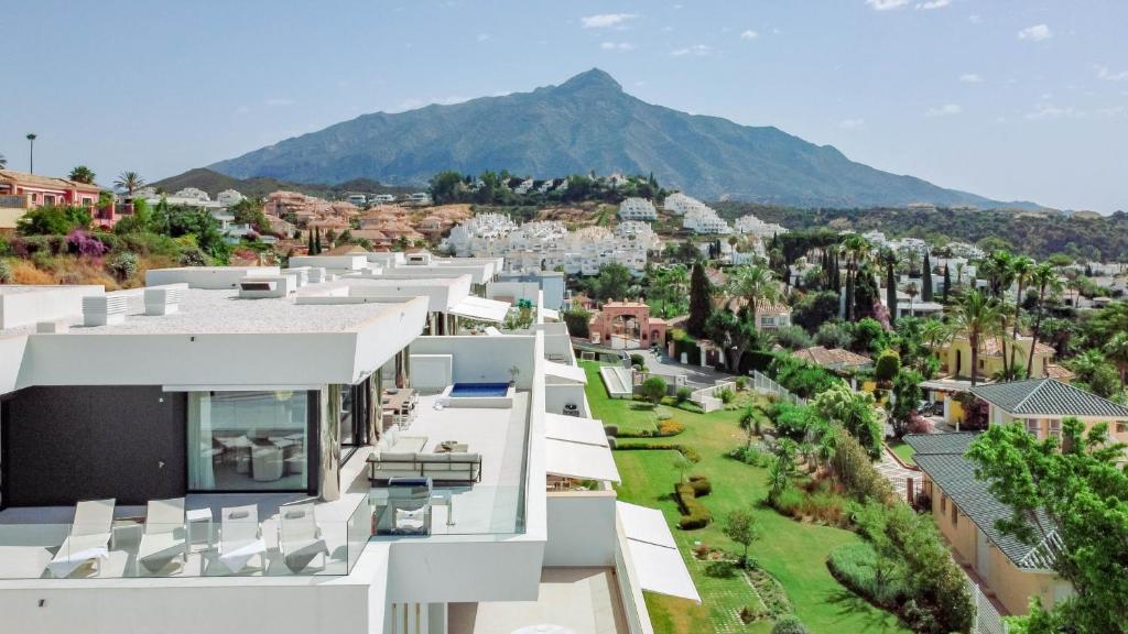 einen Blick auf ein Haus mit einem Berg im Hintergrund in der Unterkunft AZM- Stunning penthouse in the golf valley in Marbella