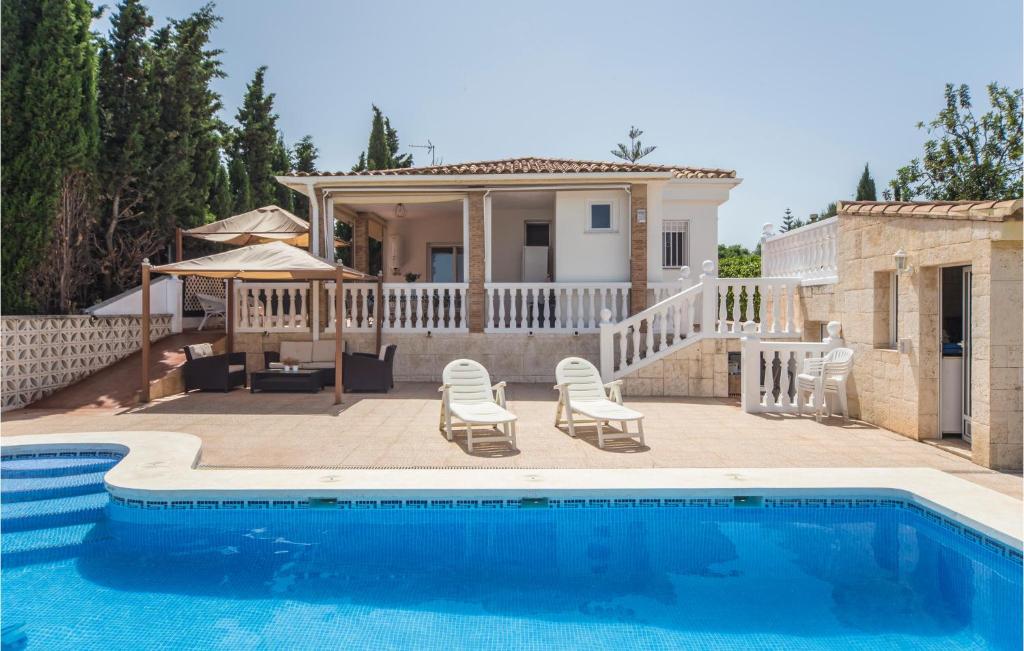 une villa avec une piscine et une maison dans l'établissement Nice Home In Torrent With Kitchen, à Torrent