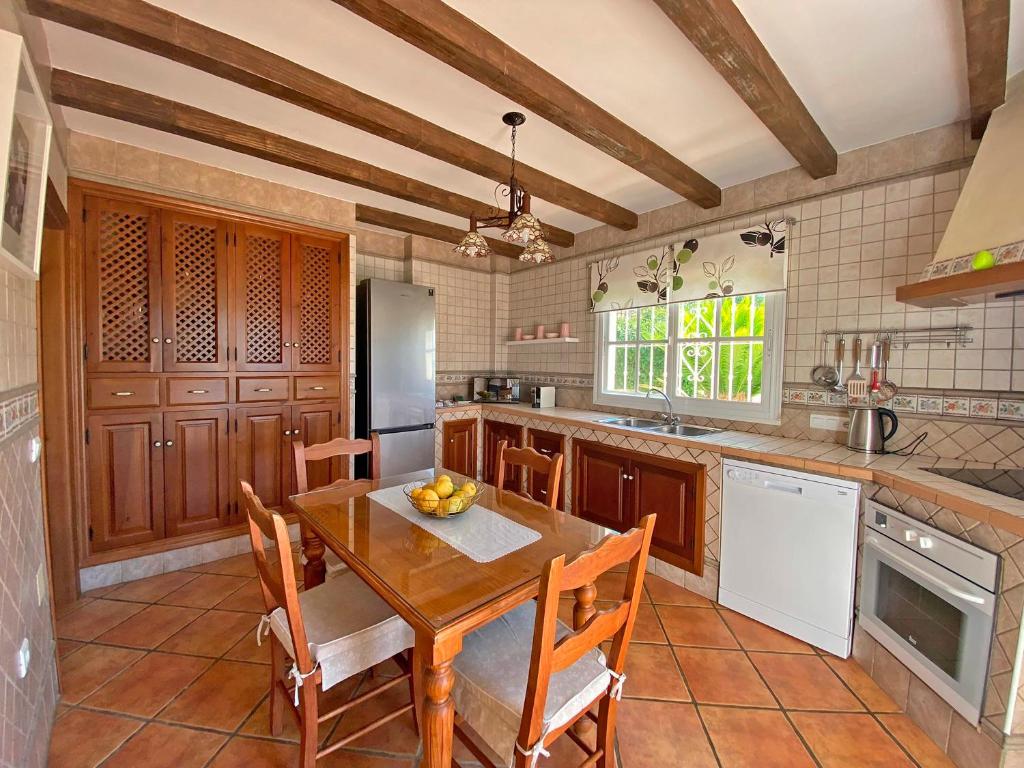 Kuchyň nebo kuchyňský kout v ubytování Villa las Tinajas Luxury