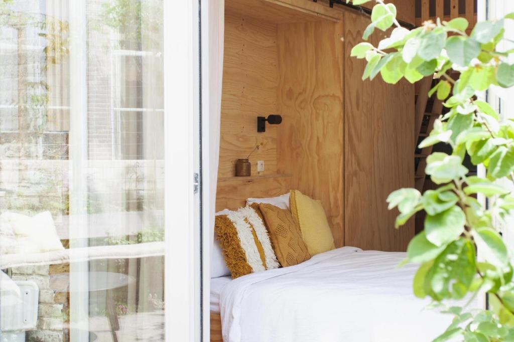 um quarto com uma cama e uma janela em Lovely and charming guesthouse near city center, close to Rotterdam em Dordrecht