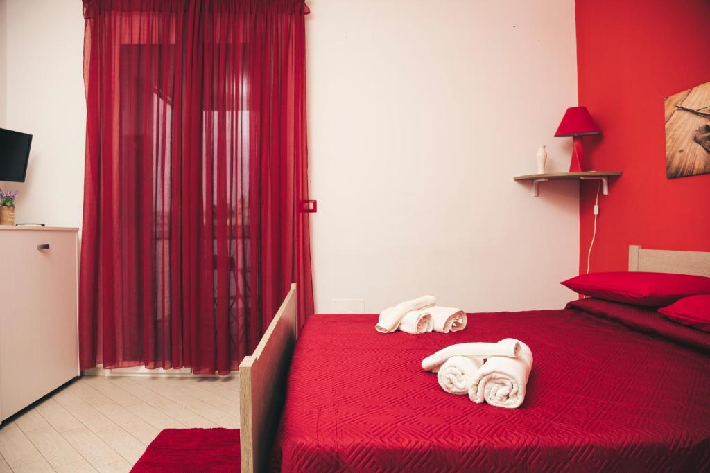 Łóżko lub łóżka w pokoju w obiekcie Corso Italia Rooms by AP Apartment
