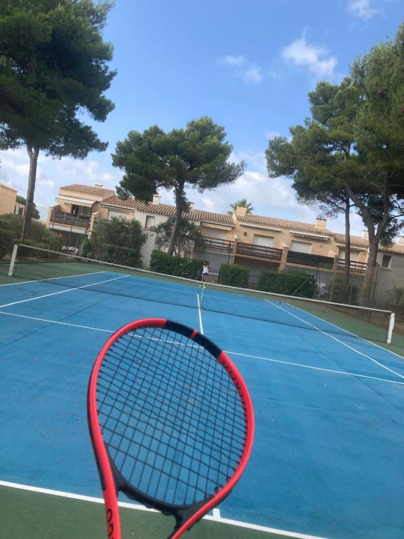 Tenis alebo squash v ubytovaní Résidence Piscine proche Village naturiste - Pinède alebo jeho okolí