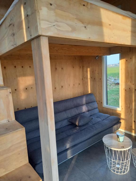 Posezení v ubytování Tiny house het Polderhuisje