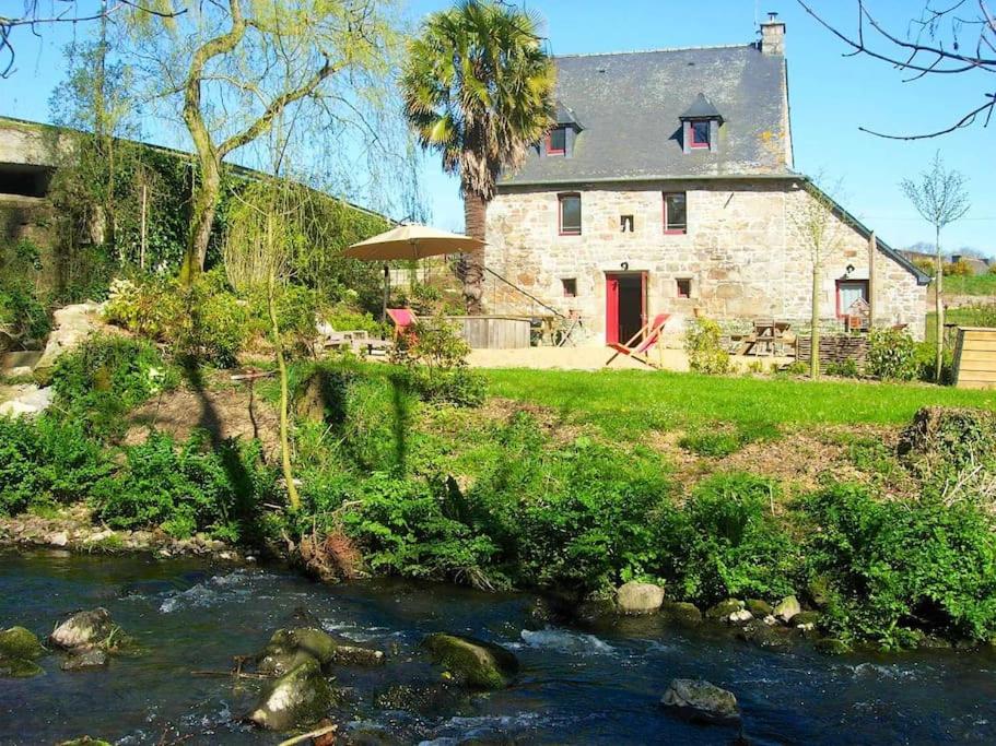 Kamienny dom z rzeką przed nim w obiekcie ancien moulin à eau entièrement rénové w mieście Prat