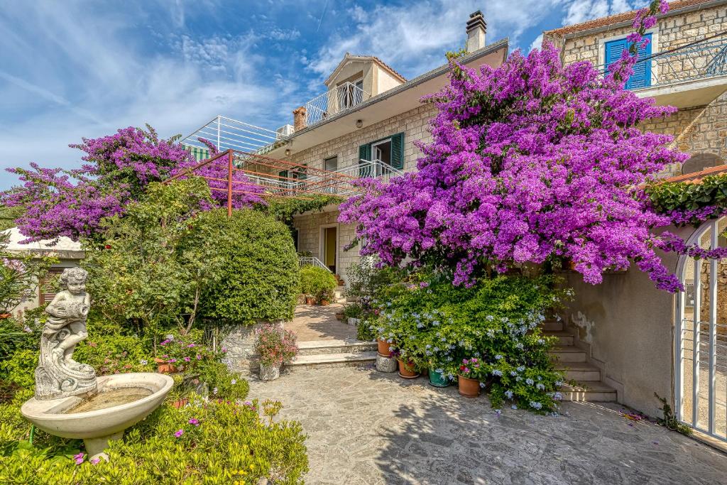Zahrada ubytování Award winning Garden Apartment with large Terrace and amazing Seaview