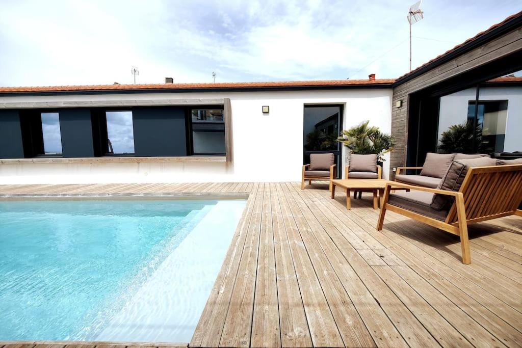 Zdjęcie z galerii obiektu Villa piscine vue mer et accès plage de Chatelaillon w mieście Châtelaillon-Plage