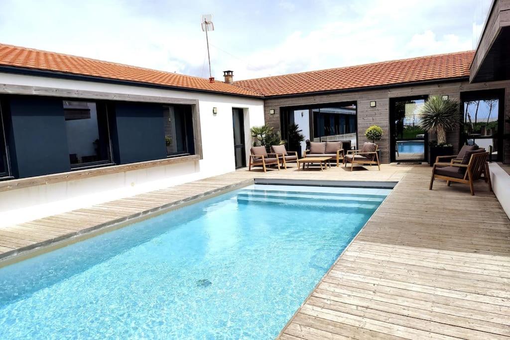 Zdjęcie z galerii obiektu Villa piscine vue mer et accès plage de Chatelaillon w mieście Châtelaillon-Plage