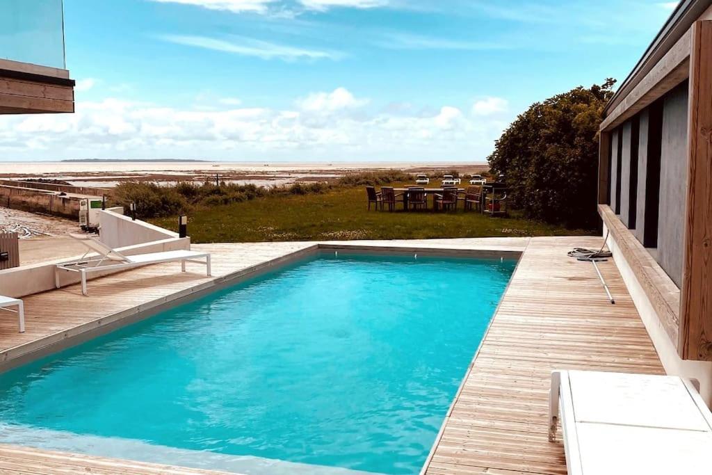 Bazén v ubytovaní Villa piscine vue mer et accès plage de Chatelaillon alebo v jeho blízkosti