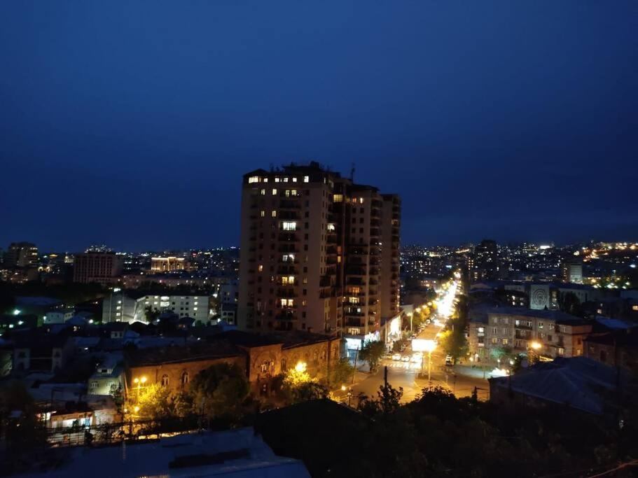 - Vistas a la ciudad por la noche con luces en Lovely apartment in Yerevan - close to city center en Ereván