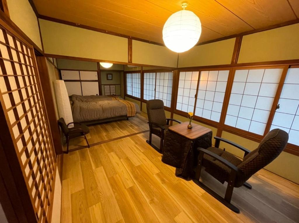 una camera con letto, tavolo e sedie di En Yoshino - Vacation STAY 13165 a Kami-ichi