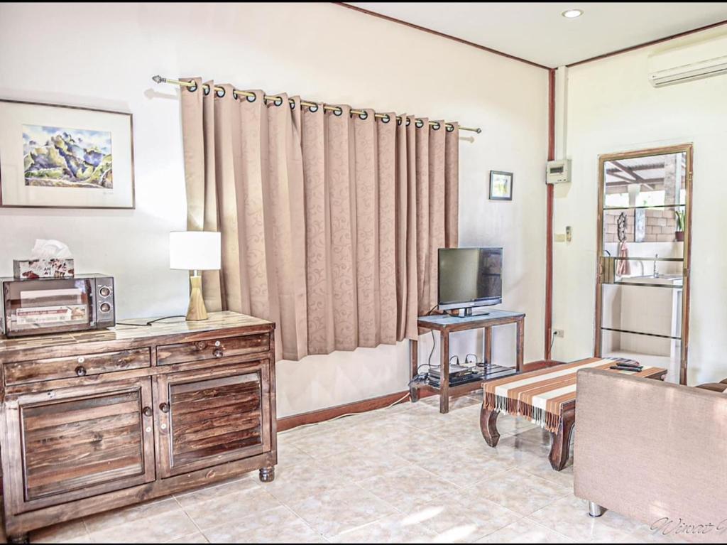 TV a/nebo společenská místnost v ubytování Serenity1 Homestay