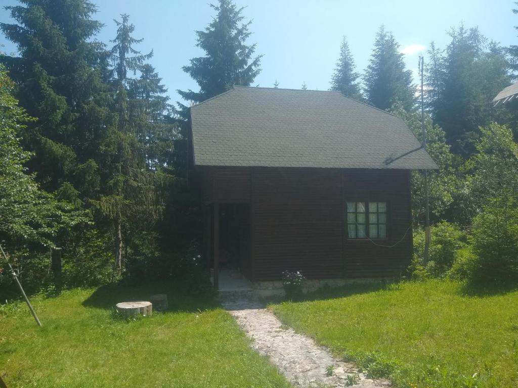 Un jardín fuera de Apartmani Gnezdo