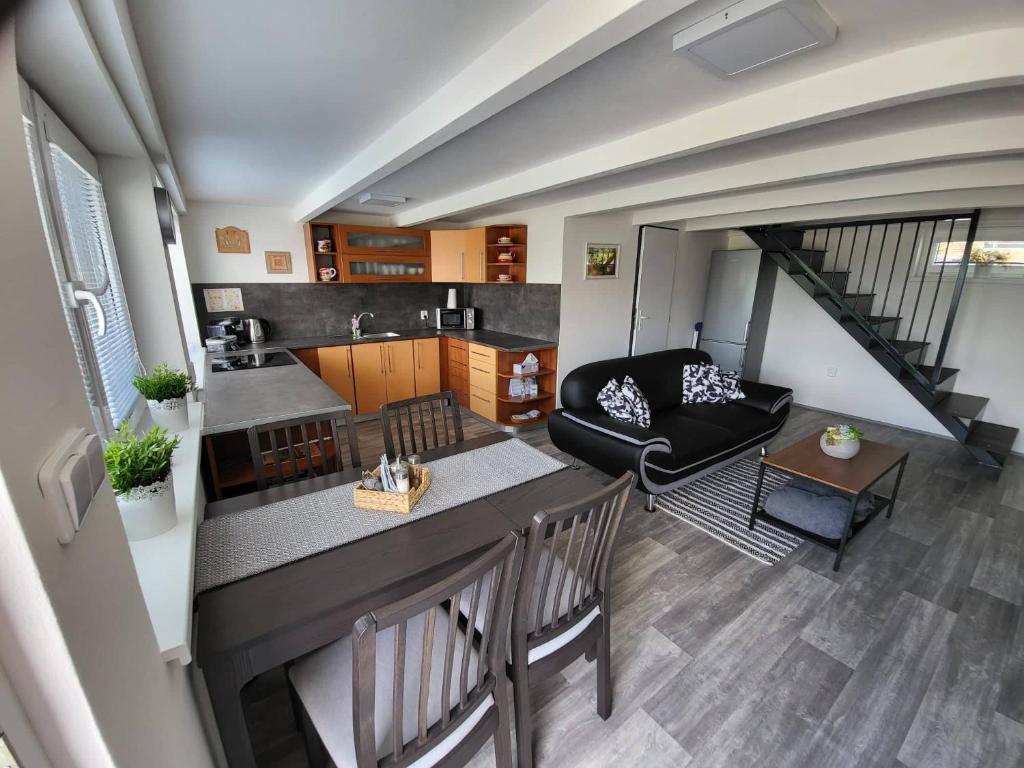 una vista aérea de una cocina y una sala de estar en Apartmán u kolejí I en Klobouky u Brna