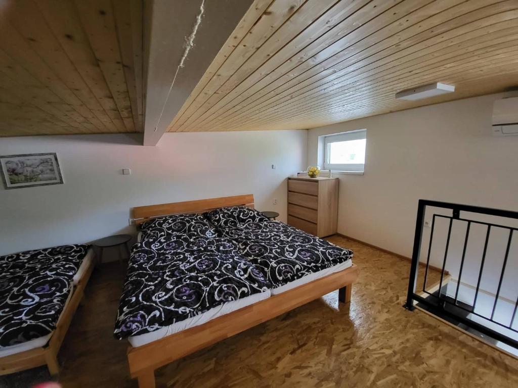 Postel nebo postele na pokoji v ubytování Apartmán u kolejí I