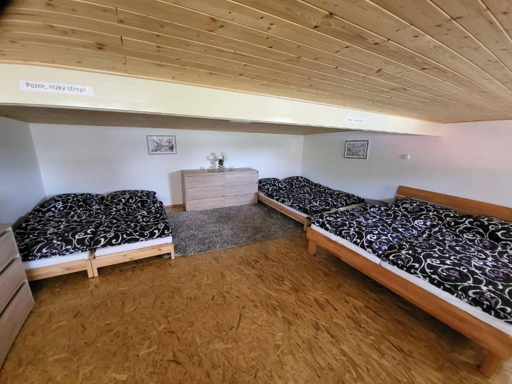 Postel nebo postele na pokoji v ubytování Apartmán u kolejí I
