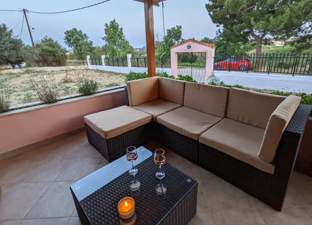 een patio met een bank en een tafel bij Lovely Lontza, A Cozy 2-Bedroom House. in Lixouri