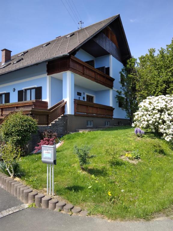 ein Haus mit Rasen davor in der Unterkunft Pension Maria Wallner in Bad Gams