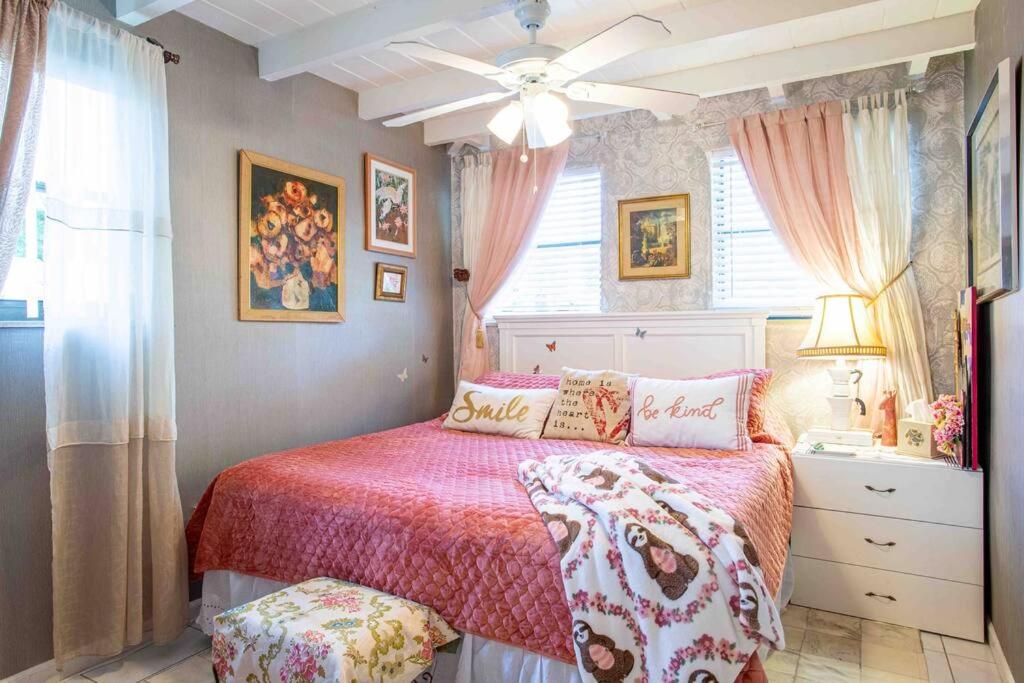 um quarto com uma cama com lençóis e almofadas cor-de-rosa em Pool King Sweet Karma on Water Best Location Beaches,Restaurants,Hard Rock Casino em Hallandale Beach