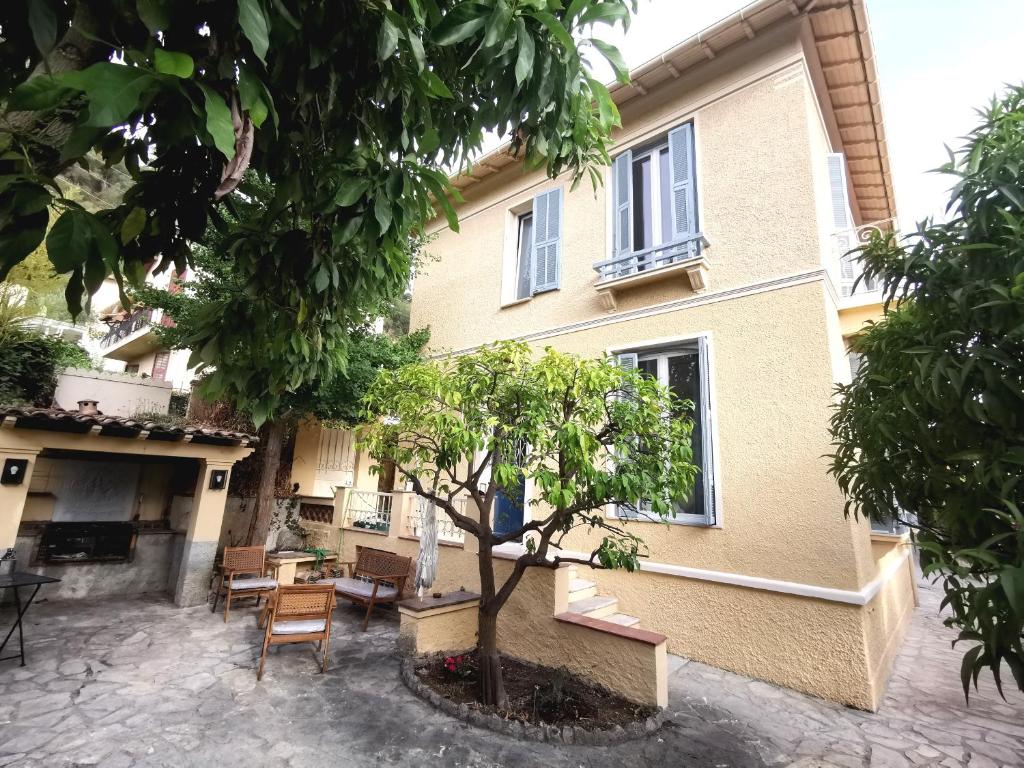 budynek z drzewem przed nim w obiekcie Appartement, 3 pièces, Villa Monte Europa w Nicei