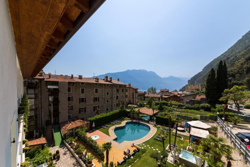 Nespecifikovaný výhled na hory nebo výhled na hory při pohledu z hotelu