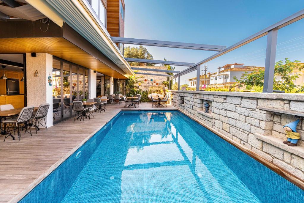a swimming pool on a patio with a building at Yerli Alaçatı in Alaçatı