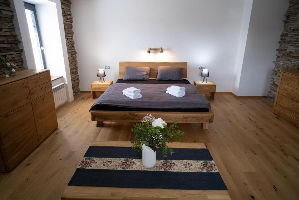 una camera da letto con un letto con due asciugamani sopra di Liptovský mlyn a Bešeňová