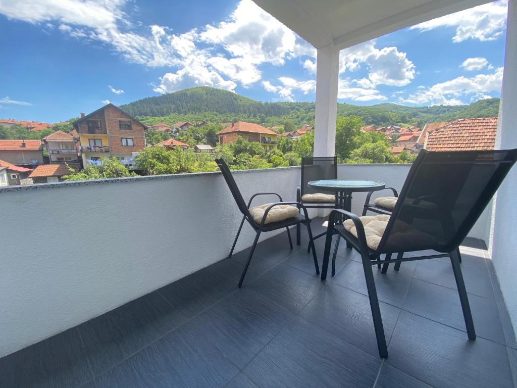 een balkon met 2 stoelen en een tafel met uitzicht bij Sunset Delux Apartment in Visoko