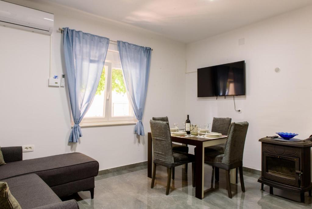 TV a/nebo společenská místnost v ubytování Apartman Lu