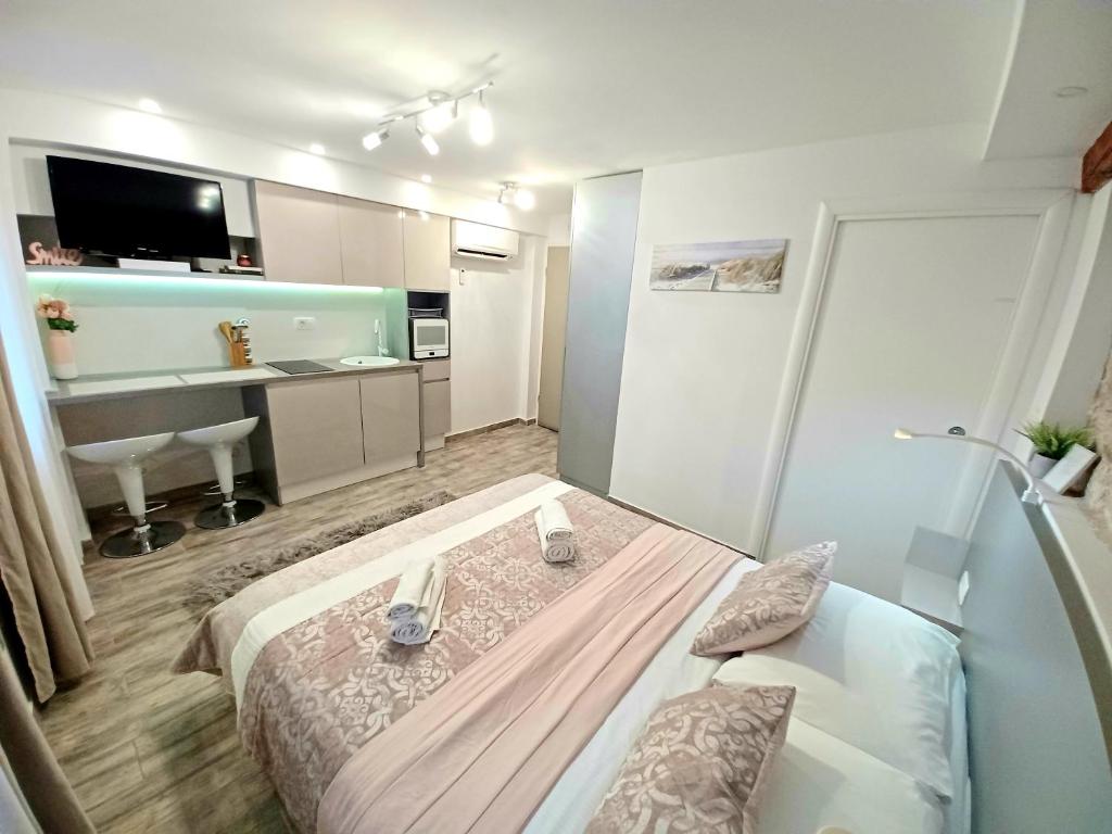 una camera d'albergo con letto e bagno di Studio Apartmani Pomalo/ Take It Easy a Spalato (Split)