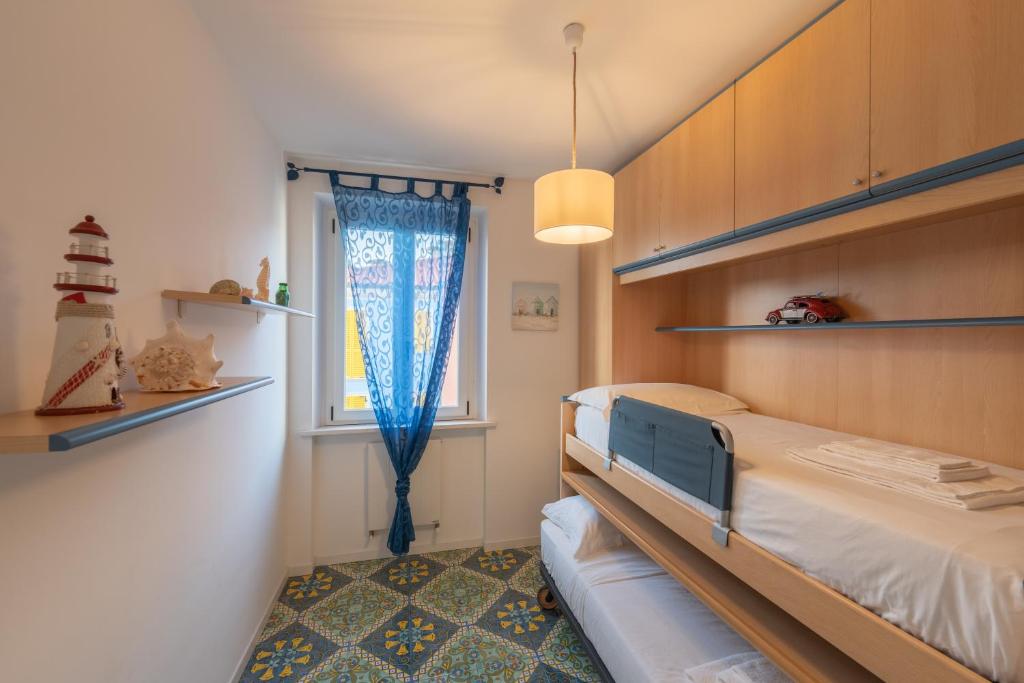 Posteľ alebo postele v izbe v ubytovaní DOLF - Attico sul Mare