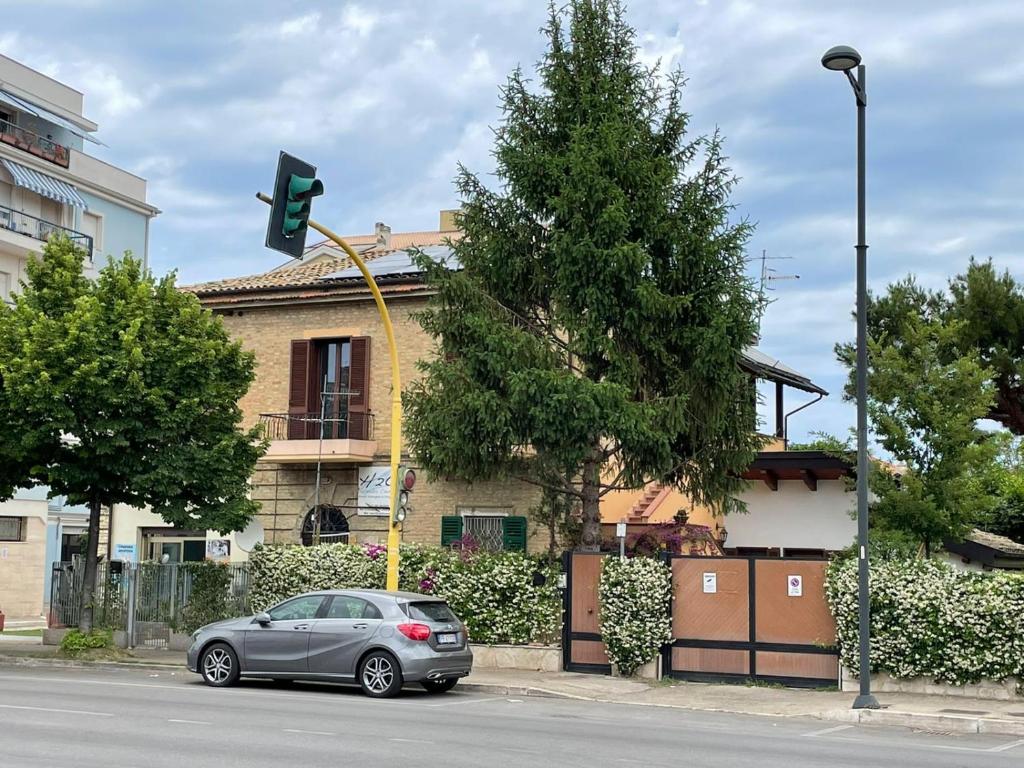 a car parked in front of a building with a traffic light at Casa Drema - Villa al mare con terrazza in Pescara