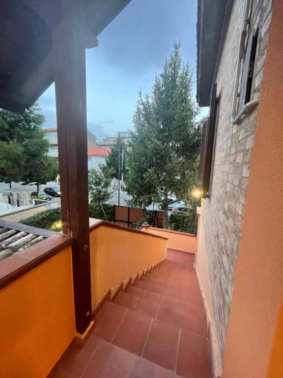 a balcony with a view of a building at Casa Drema - Villa al mare con terrazza in Pescara
