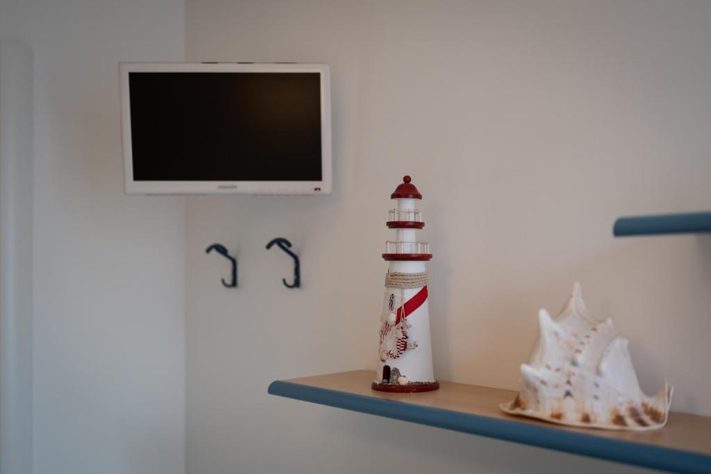 Televízia a/alebo spoločenská miestnosť v ubytovaní DOLF - Attico sul Mare
