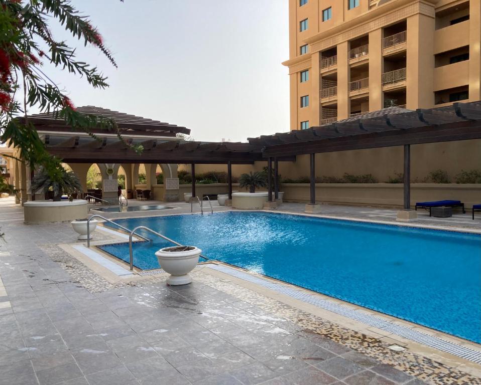 Bazén v ubytování Alken Studio - Amazing Superior Studio with Marvellous Marina View in the Pearl, Doha nebo v jeho okolí
