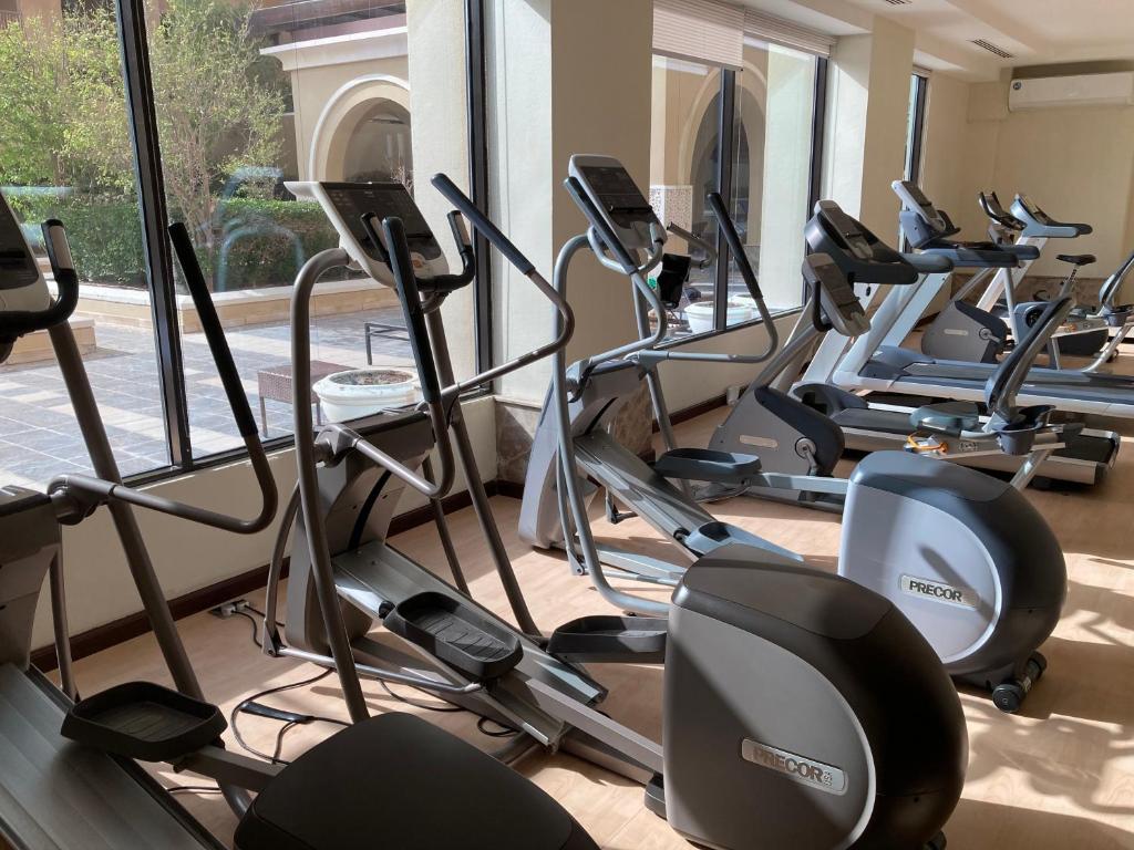 Fitness centrum a/nebo fitness zařízení v ubytování Alken Studio - Amazing Superior Studio with Marvellous Marina View in the Pearl, Doha