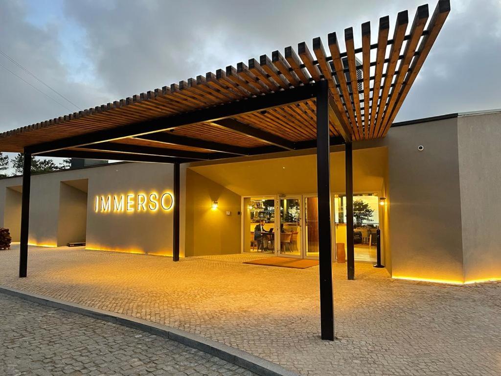 un bâtiment avec un auvent en face d'un magasin dans l'établissement Immerso Hotel, a Member of Design Hotels, à Ericeira