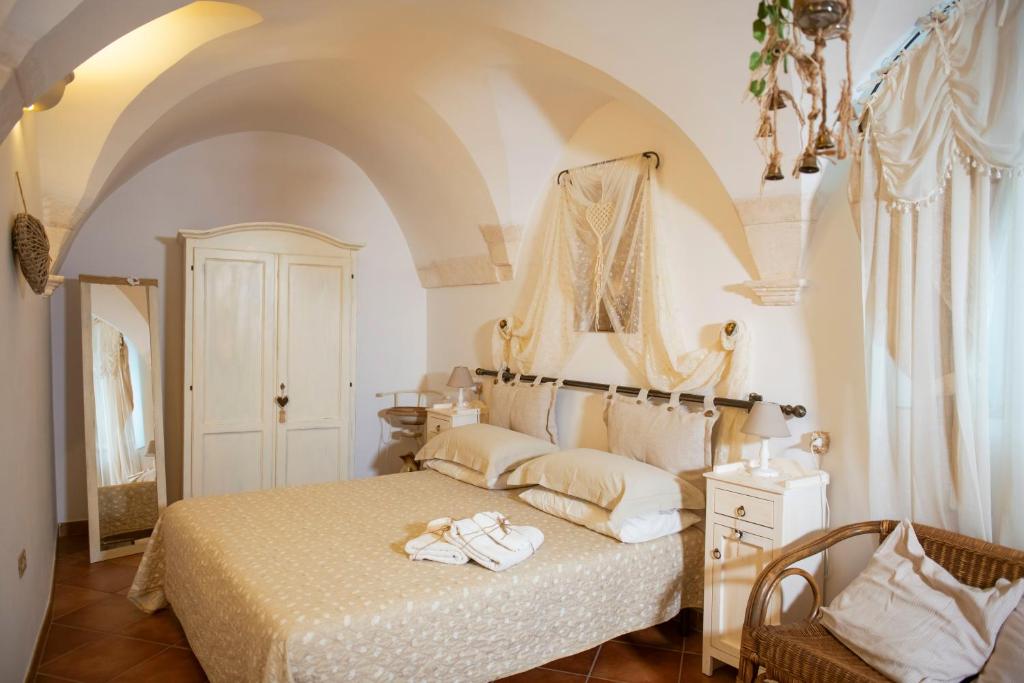 een slaapkamer met een bed met handdoeken erop bij Casa Dolce Casa in Martina Franca