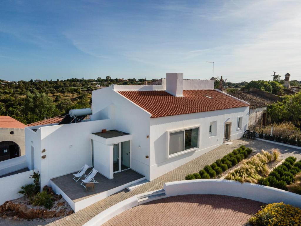 une vue aérienne sur une maison blanche avec un toit dans l'établissement Casa Monte dos Entrudos, à Almancil