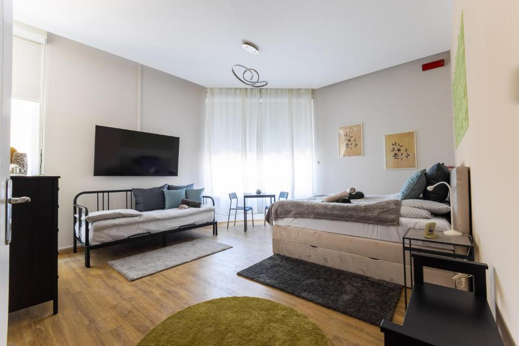uma sala de estar com uma cama e um sofá em Beautiful View Duna Apartment em Budapeste