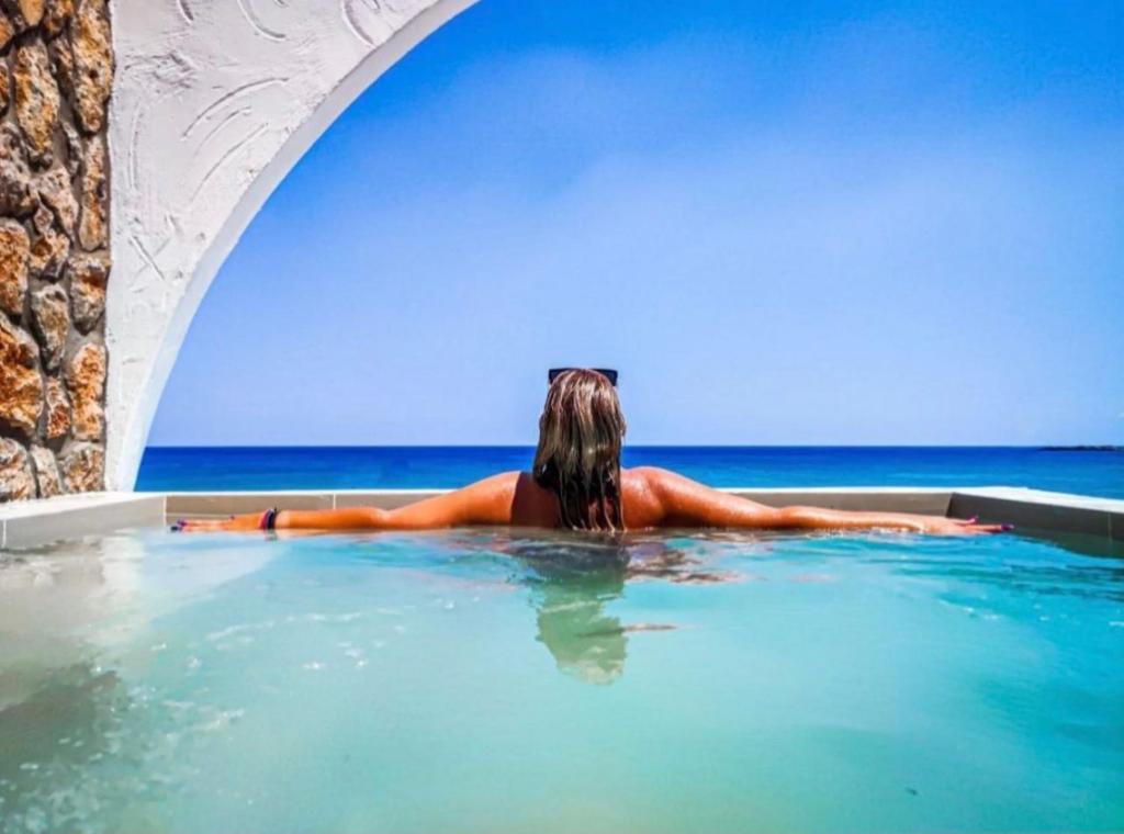Bazén v ubytování Delfini Beach Hotel & Suites nebo v jeho okolí