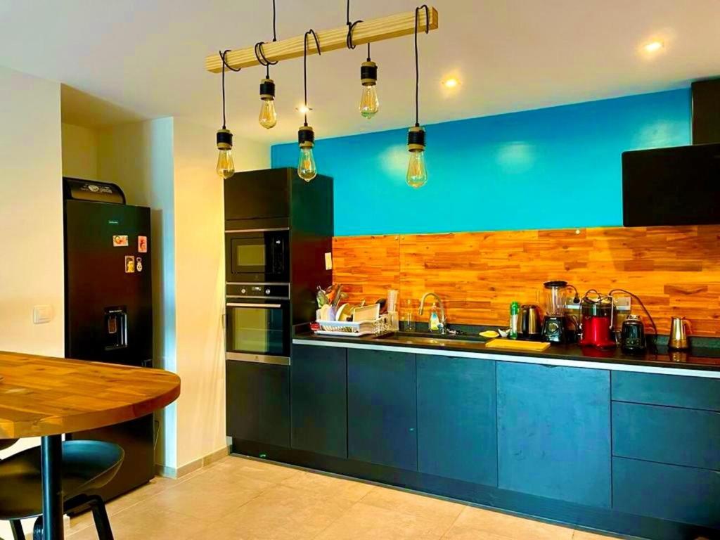 Dapur atau dapur kecil di Villa Passion Cannelle de standing avec sa piscine vue mer