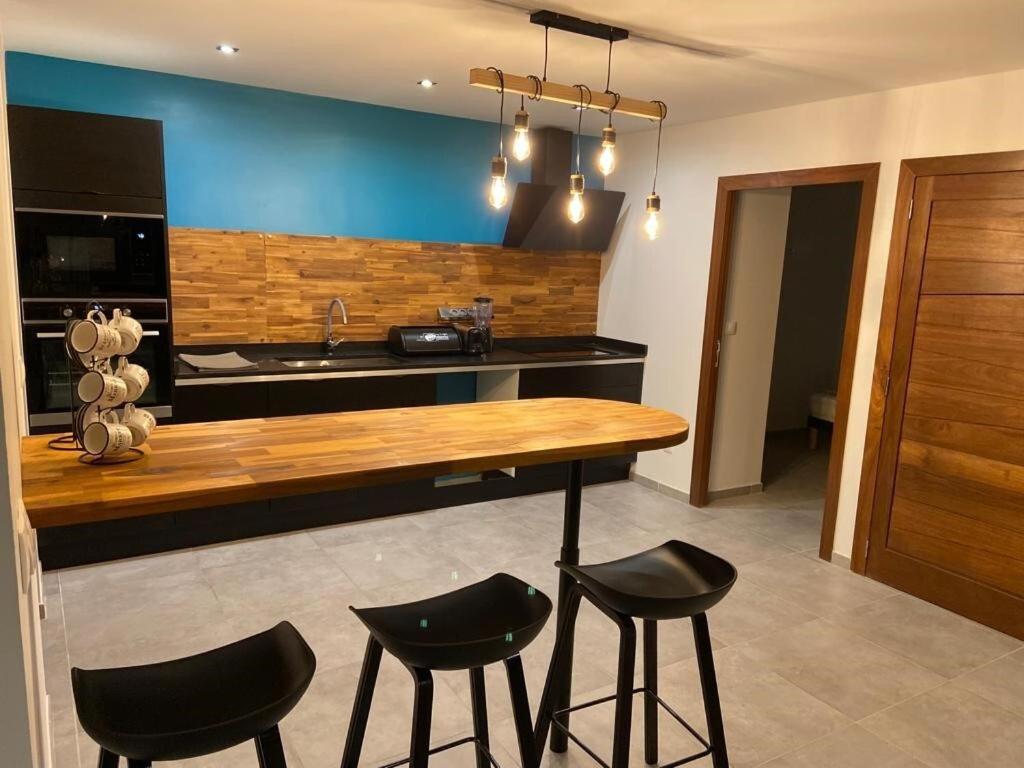 Dapur atau dapur kecil di Villa Passion Cannelle de standing avec sa piscine vue mer