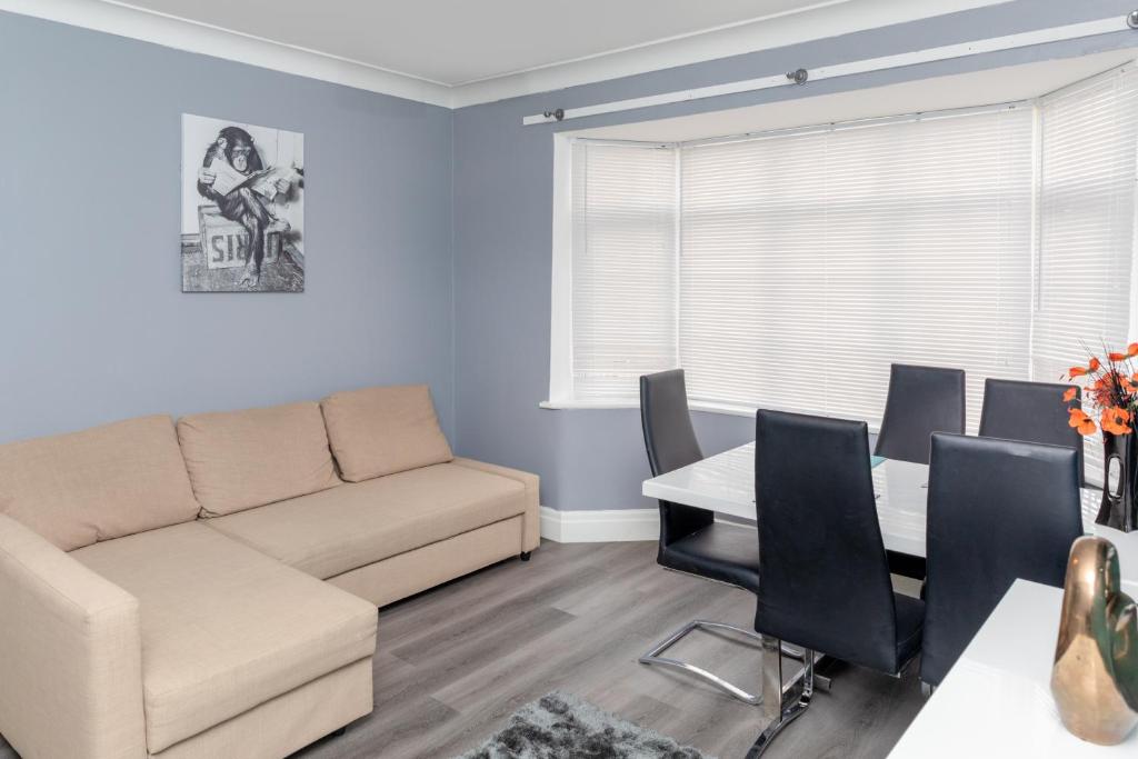 Seating area sa Leeds city centre spacious house free parking and Wi-Fi